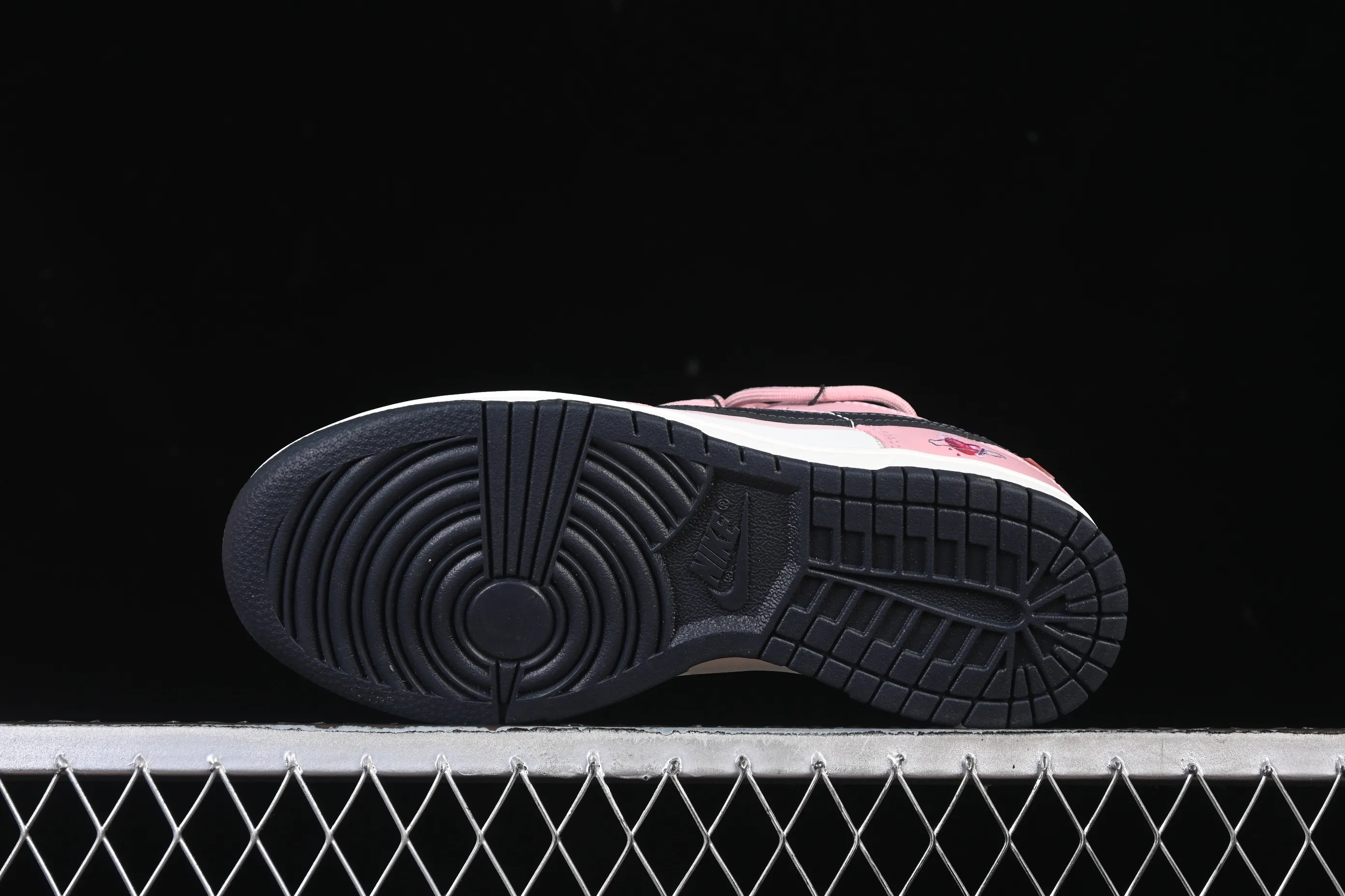 All categories Nk SB Dunk Series Nk SB Dunk Low High-end customized low-top sneakers Nike SB Dunk Low Valentine's Day strap Anniversary high-end customized low-top casual sneakers PB0510-055